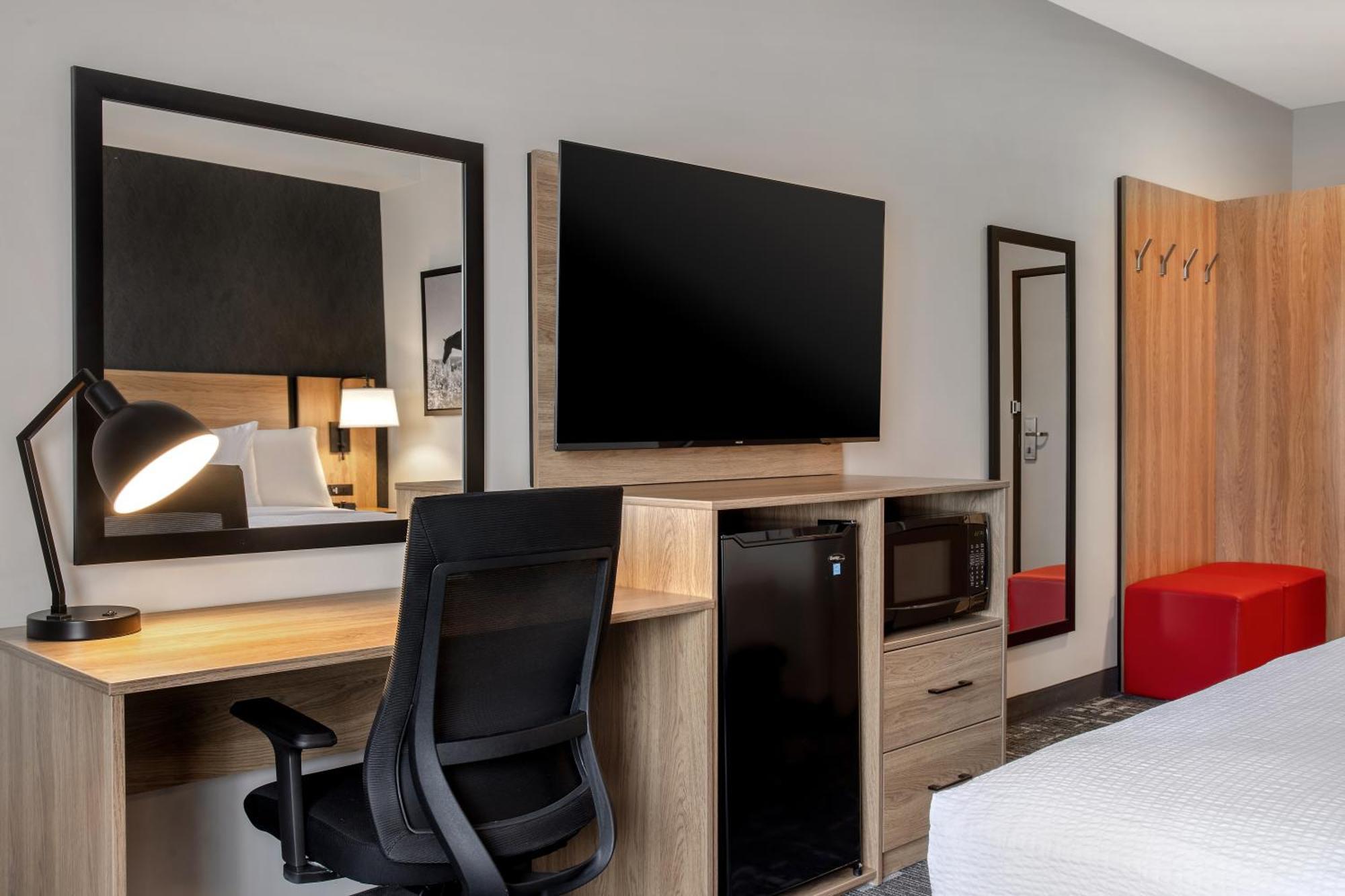 Hotel Ramada By Wyndham Cochrane Exteriér fotografie