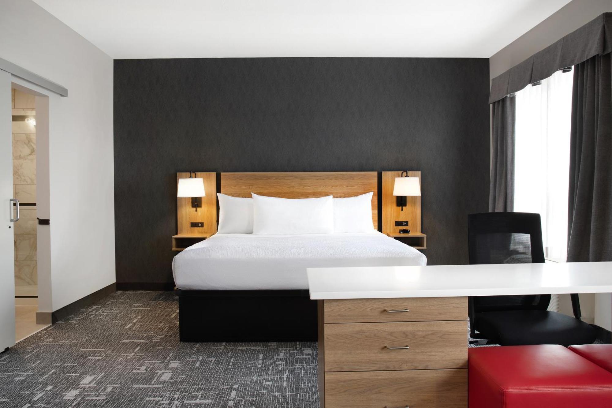 Hotel Ramada By Wyndham Cochrane Exteriér fotografie