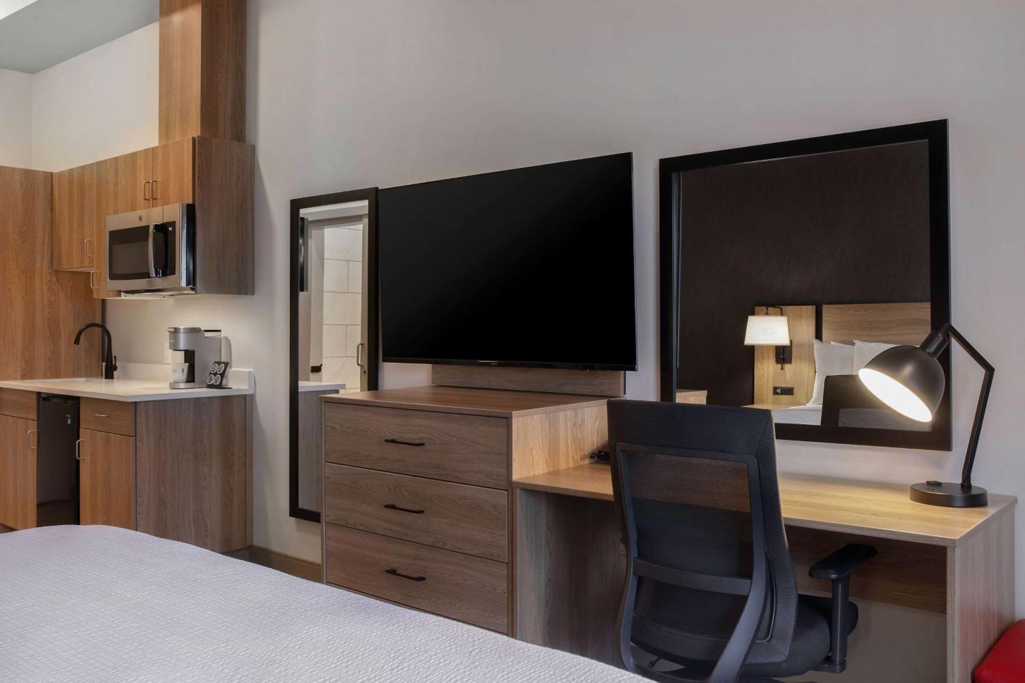 Hotel Ramada By Wyndham Cochrane Exteriér fotografie