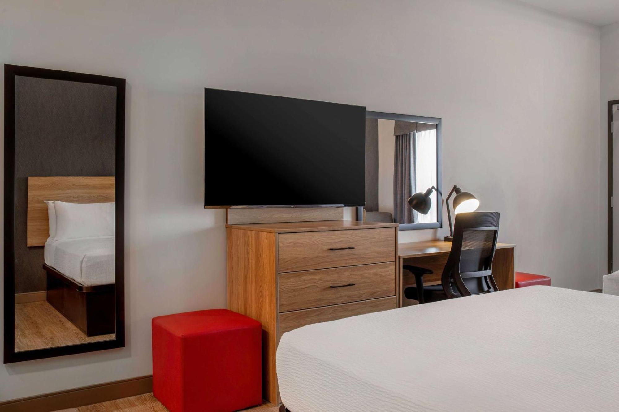 Hotel Ramada By Wyndham Cochrane Exteriér fotografie